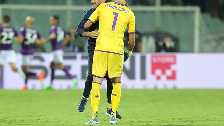 FLORENCE, ITALY - AUGUST 18: Vincenzo Italiano manager of ACF Fiorentina and Pietro Terracciano goalkeeper of ACF Fiorentina celebrates after scoring a goal during the UEFA Europa Conference League 2022/23 Play-offs First Leg match between ACF Fiorentina and FC Twente at Artemio Franchi on August 18, 2022 in Florence, Italy. (Photo by Gabriele Maltinti/Getty Images) Terracciano, Ikonè e Nico: l’Europa è la faccia della rinascita viola - immagine 1