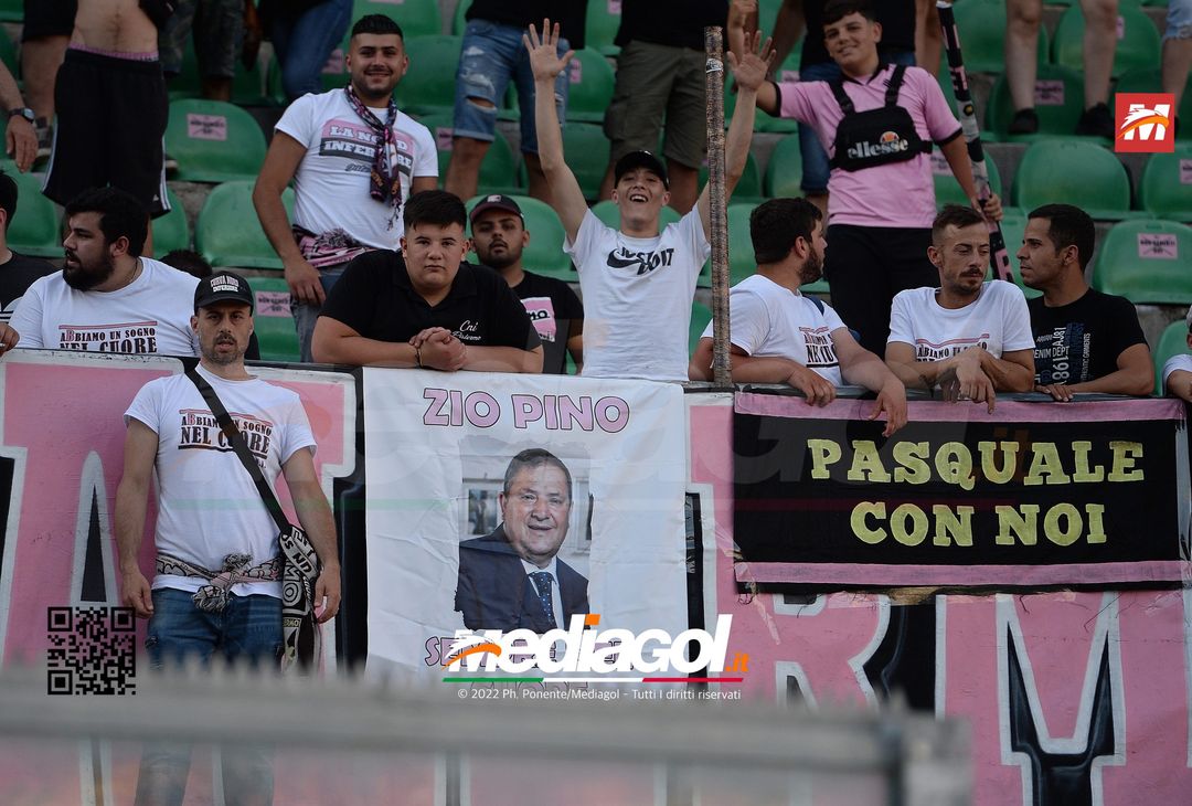 Fototifo, facce da Serie B. I tifosi allo stadio per Palermo-Padova 1-0 - immagine 72