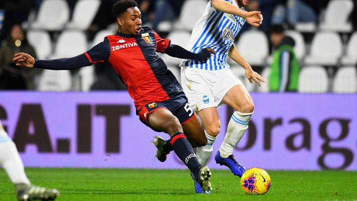 FERRARA, ITALY - NOVEMBER 25: Denilho Cleonise of Genoa CFC competes for the ball with Francesco Vicari of SPAL during the Serie A match between SPAL and Genoa CFC at Stadio Paolo Mazza on November 25, 2019 in Ferrara, Italy. (Photo by Alessandro Sabattini/Getty Images) FERRARA, ITALY - NOVEMBER 25: Denilho Cleonise of Genoa CFC competes for the ball with Francesco Vicari of SPAL during the Serie A match between SPAL and Genoa CFC at Stadio Paolo Mazza on November 25, 2019 in Ferrara, Italy. (Photo by Alessandro Sabattini/Getty Images)