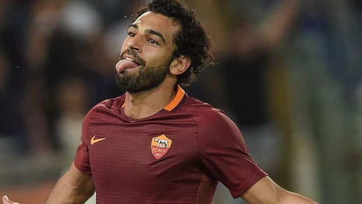 AS Roma's midfielder from Egypt Mohamed Salah celebrates after scoring a goal during the Italian Serie A football match AS Roma vs Crotone on September 21, 2016 at Rome's Olympic stadium. / AFP / ANDREAS SOLARO (Photo credit should read ANDREAS SOLARO/AFP/Getty Images) INFORTUNIO SALAH – Torna titolare con la Juve, ma ad una condizione… - immagine 1