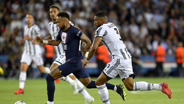 PARIS, FRANCE - SEPTEMBER 06: Gleison Bremer of Juventus battles for the ball with Neymar of Paris Saint-Germain during the UEFA Champions League group H match between Paris Saint-Germain and Juventus at Parc des Princes on September 06, 2022 in Paris, France. (Photo by Filippo Alfero - Juventus FC/Juventus FC via Getty Images) Neymar e il giallo della discordia: “Cosa devo fare, avvisare gli arbitri e la UEFA quando devo esultare?” - immagine 1