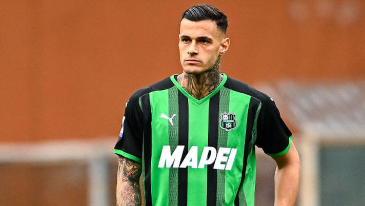 GENOA, ITALY - FEBRUARY 6: Gianluca Scamacca of Sassuolo reacts with disappointment after Francesco Caputo of Sampdorias goal during the Serie A match between UC Sampdoria and US Sassuolo at Stadio Luigi Ferraris on February 6, 2022 in Genoa, Italy. (Photo by Getty Images) Di Marzio: “Scamacca? Ora si può dire che l’Inter è il destino più probabile per lui” - immagine 1