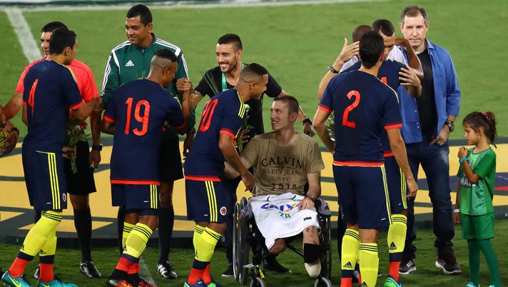 RIO DE JANEIRO, BRAZIL - JANUARY 25: Brazil's Chapecoense goalkeeper, Jackson Follmann (C), a survivor of the LaMia air crash in Colombia, receives a tribute from the Colombian team during a match between Brazil and Colombia as part of Friendly Match In Memory of Associacao Chapecoense de Futebol at Engenhao Stadium on January 25, 2017 in Rio de Janeiro, Brazil. (Photo by Buda Mendes/Getty Images) RIO DE JANEIRO, BRAZIL - JANUARY 25: Brazil's Chapecoense goalkeeper, Jackson Follmann (C), a survivor of the LaMia air crash in Colombia, receives a tribute from the Colombian team during a match between Brazil and Colombia as part of Friendly Match In Memory of Associacao Chapecoense de Futebol at Engenhao Stadium on January 25, 2017 in Rio de Janeiro, Brazil. (Photo by Buda Mendes/Getty Images)