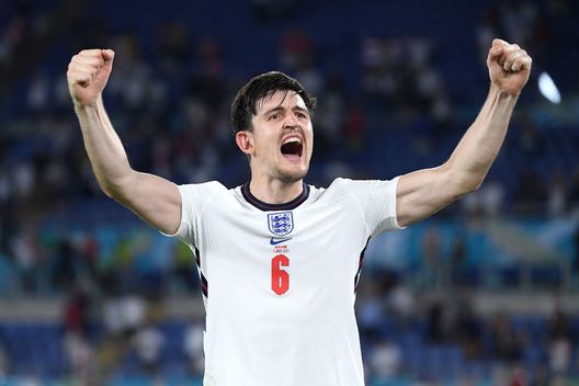 ROME, ITALY - JULY 03: Harry Maguire of England celebrates after victory in the UEFA Euro 2020 Championship Quarter-final match between Ukraine and England at Olimpico Stadium on July 03, 2021 in Rome, Italy. (Photo by Ettore Ferrari - Pool/Getty Images) Maguire rompe il silenzio: “Alcuni tifosi hanno esagerato, l’allarme bomba oltrepassa ogni limite” - immagine 1