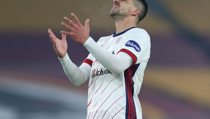 ROME, ITALY - DECEMBER 23: Giovanni Simeone of Cagliari reacts during the Serie A match between AS Roma and Cagliari Calcio at Stadio Olimpico on December 23, 2020 in Rome, Italy. Sporting stadiums around Italy remain under strict restrictions due to the Coronavirus Pandemic as Government social distancing laws prohibit fans inside venues resulting in games being played behind closed doors. (Photo by Paolo Bruno/Getty Images) ROME, ITALY - DECEMBER 23: Giovanni Simeone of Cagliari reacts during the Serie A match between AS Roma and Cagliari Calcio at Stadio Olimpico on December 23, 2020 in Rome, Italy. Sporting stadiums around Italy remain under strict restrictions due to the Coronavirus Pandemic as Government social distancing laws prohibit fans inside venues resulting in games being played behind closed doors. (Photo by Paolo Bruno/Getty Images)