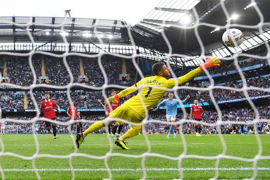 (Photo by Michael Regan/Getty Images) Il derby di Manchester alle 12.30 a gennaio: emoticon al veleno dei tifosi sui social…- immagine 2