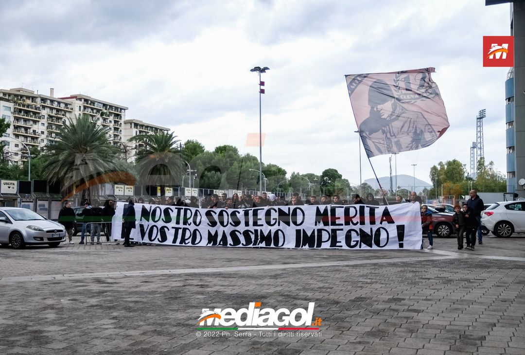 FOTO Palermo: la squadra verso Benevento. Cori e striscioni al “Barbera” (La Gallery) - immagine 2