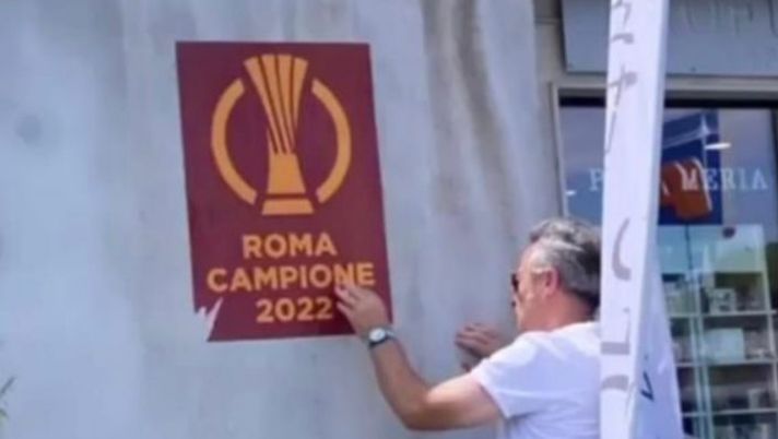 Roma, il muro del derby: il manifesto giallorosso non si stacca… POSTER ROMA CONFERENCE LEAGUE