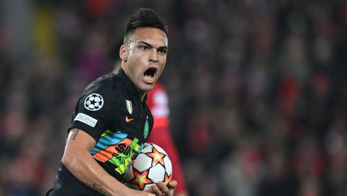 Inter Milan's Argentinian striker Lautaro Martinez celebrates after scoring the opening goal of the UEFA Champions League round of 16 second leg football match between Liverpool and Inter Milan at Anfield in Liverpool, north west England on March 8, 2022. (Photo by Paul ELLIS / AFP) (Photo by PAUL ELLIS/AFP via Getty Images) Gazzetta: “Inter, ecco le tappe per riavere Lautaro Martinez in tempo per la Juve” - immagine 1