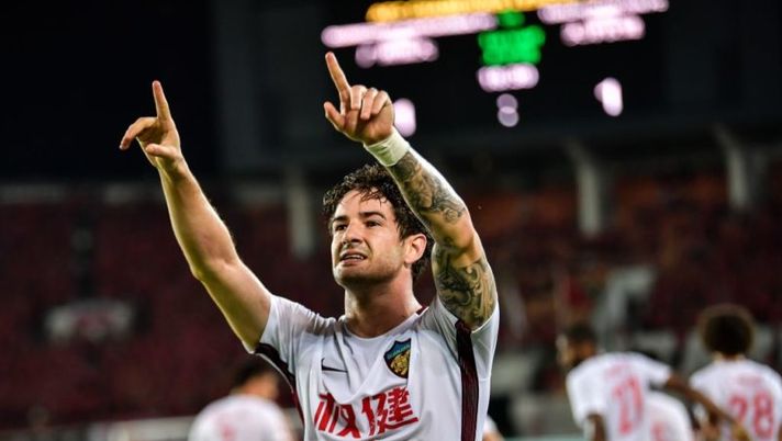 Tianjin Quanjian's Alexandre Pato (L) celebrates after scoring during the AFC Champions League round of 16 football match between China's Guangzhou Evergrande and Tianjin Quanjian in Guangzhou in China's southern Guangdong province on May 15, 2018. (Photo by - / AFP) / China OUT (Photo credit should read -/AFP/Getty Images) Pato avverte i fantallenatori: “Attenti alla seconda di stagione per Cutrone, rischia…” - immagine 1