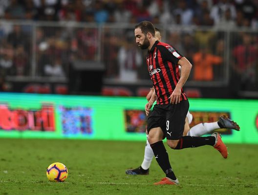 Higuain in azione con la maglia del Milan Higuain in azione con la maglia del Milan