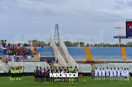 PESCARA, ITALY - SEPTEMBER 18: Players of Crotone and Palermo obseve one minute of silence in memory of former President of Italy Carlo Azelio Ciampi during the Serie A match between FC Crotone and US Citta di Palermo at Adriatico Stadium on September 18, 2016 in Pescara, Italy.  (Photo by Tullio M. Puglia/Getty Images) 