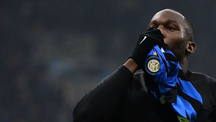 Inter Milan's forward Romelu Lukaku from Belgium celebrates after scoring during the Italian Serie A football match Inter Milan vs AC Milan on February 9, 2020 at the San Siro stadium in Milan. (Photo by MARCO BERTORELLO / AFP) (Photo by MARCO BERTORELLO/AFP via Getty Images) Lukaku: “Farò meglio di prima! Peccato per lo Scudetto, retroscena Inzaghi, con Zhang…” - immagine 1