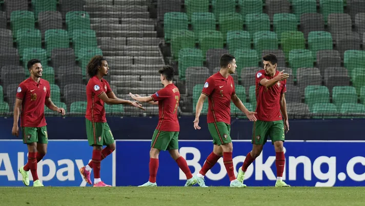 LJUBLJANA, SLOVENIA - MAY 31: Diogo Dalot and Diogo Leite of Portugal celebrate their side's third goal scored by Goncalo Ramos of Portugal during the 2021 UEFA European Under-21 Championship Quarter-finals match between Portugal and Italy at Stadion Stozice on May 31, 2021 in Ljubljana, Slovenia. (Photo by Jurij Kodrun/Getty Images)