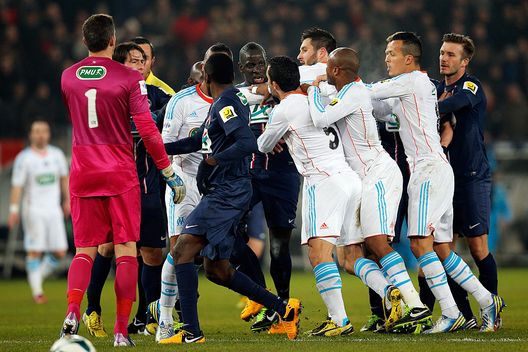 PARIS, FRANCE - FEBRUARY 27: PSG and Marseille players including Nicolas N'Koulou, Alaixys Romao, Jordan Ayew, Andre Pierre Gignac, Andre Ayew, Mamadou Sakho, Maxwell, Nicolas Douchez and David Beckham confront each other during the French Cup match between Paris Saint-Germain FC and Marseille Olympic OM at Parc des Princes on February 27, 2013 in Paris, France. (Photo by Dean Mouhtaropoulos/Getty Images) PSG e Marsiglia nel mirino dell’ICFC: l’UEFA minaccia sanzioni- immagine 1