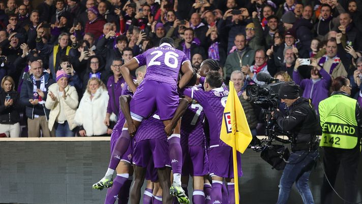 FLORENCE, ITALY - NOVEMBER 30: Nicolás Iván González of ACF Fiorentina celebrates after scoring a goal during the match between of ACF Fiorentina and KRC Genk - Group F - Uefa Eurcopa Conference League 2023/24 at Stadio Artemio Franchi on November 30, 2023 in Florence, Italy. (Photo by Gabriele Maltinti/Getty Images) Conference League, Fiorentina prima nel girone se… tutte le combinazioni - immagine 1