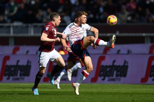 TURIN, ITALY - FEBRUARY 27: Andrea Belotti of Torino FC competes with Matteo Lovato of Cagliari Calcio during the Serie A match between Torino FC and Cagliari Calcio at Stadio Olimpico di Torino on February 27, 2022 in Turin, Italy. (Photo by Valerio Pennicino/Getty Images)