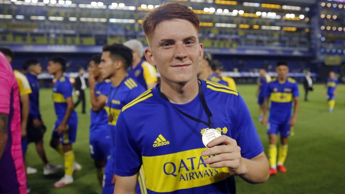 BUENOS AIRES, ARGENTINA - DECEMBER 11: Valentin Barco of Boca Juniors reserve team celebrates after winning the 2021 Tournament before a match between profesional teams of Boca Juniors and Central Cordoba at Estadio Alberto J. Armando on December 11, 2021 in Buenos Aires, Argentina. (Photo by Daniel Jayo/Getty Images) BUENOS AIRES, ARGENTINA - DECEMBER 11: Valentin Barco of Boca Juniors reserve team celebrates after winning the 2021 Tournament before a match between profesional teams of Boca Juniors and Central Cordoba at Estadio Alberto J. Armando on December 11, 2021 in Buenos Aires, Argentina. (Photo by Daniel Jayo/Getty Images)