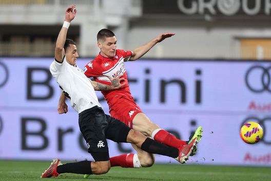 LA SPEZIA, ITALY - FEBRUARY 14: Jakub Kiwior of Spezia Calcio battles for the ball with Nikola Milenkovic of ACF Fiorentina during the Serie A match between Spezia Calcio and ACF Fiorentina at Stadio Alberto Picco on February 14, 2022 in La Spezia, Italy. (Photo by Gabriele Maltinti/Getty Images) milenkovic napoli