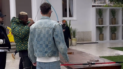 Osimhen in versione arciere, Victor si diverte alla festa organizzata da Juan Jesus