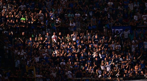 MILAN, ITALY - SEPTEMBER 03: Supporters of FC Internazionale during the Serie A match between AC Milan and FC Internazionale at Stadio Giuseppe Meazza on September 03, 2022 in Milan, Italy. (Photo by Mattia Ozbot - Inter/Inter via Getty Images) Serie A, le formazioni ufficiali delle 15: Allegri e Sarri rischiano in trasferta!- immagine 2