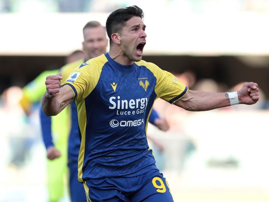 VERONA, ITALY - FEBRUARY 27: Giovanni Simeone of Hellas Verona celebrates after scoring the opening goal during the Serie A match between Hellas Verona and Venezia FC at Stadio Marcantonio Bentegodi on February 27, 2022 in Verona, Italy. (Photo by Emilio Andreoli/Getty Images) Juventus, per il vice Vlahovic seguiti un ex viola e un obiettivo di mercato- immagine 2