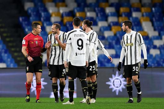 Le proteste di Chiellini e compagni nei confronti di Doveri dopo il rigore assegnato Le proteste di Chiellini e compagni nei confronti di Doveri dopo il rigore assegnato