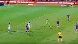 VIDEO / Il portiere impazzisce e parte palla al piede: l’esito è disastroso