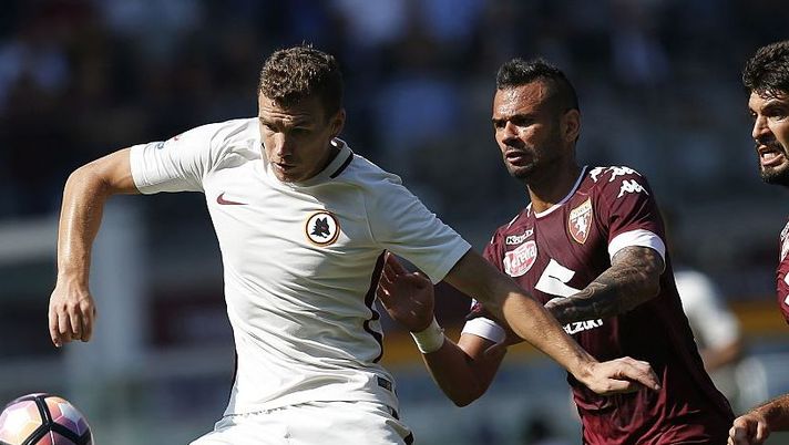 AS Roma's Bosnian forward Edin Dzeko (L) challenges Torino's Brazilian defender Leandro Castan during the Italian Serie A football match between Torino and AS Roma at the 'Grande Torino' Stadium in Turin on September 25, 2016. / AFP / MARCO BERTORELLO (Photo credit should read MARCO BERTORELLO/AFP/Getty Images) Torino, c’è un problema grosso in difesa che preoccupa Mihajlovic. E Hart… - immagine 1