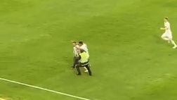 Colombia, ex giocatore del Tolima aggredito in campo da un tifoso: reagisce, espulso, partita annullata
