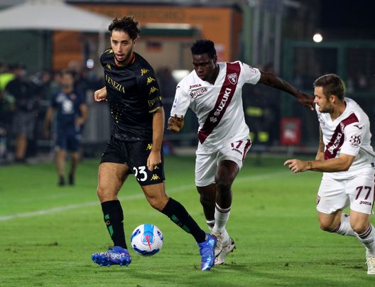  VENEZIA, ITALY - SEPTEMBER 27: Sofian Kiyne of Venezia competes for the ball with Wilfried Singo of Torino during the Serie A match between Venezia FC and Torino FC at Stadio Pierluigi Penzo on September 27, 2021 in Venezia, Italy. (Photo by Maurizio Lagana/Getty Images) 