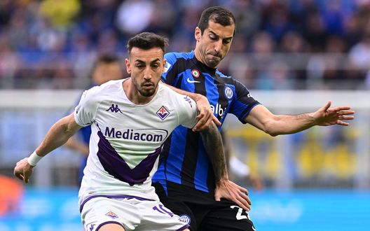 MILAN, ITALY - APRIL 01: Henrikh Mkitaryan of FC Internazionale competes for the ball with Gaetano Castrovilli of ACF Fiorentina during the Serie A match between FC Internazionale and ACF Fiorentina at Stadio Giuseppe Meazza on April 01, 2023 in Milan, Italy. (Photo by Mattia Ozbot - Inter/Inter via Getty Images) Antognoni: “Castrovilli dovrebbe giocare di più. In finale meglio l’Inter”- immagine 2