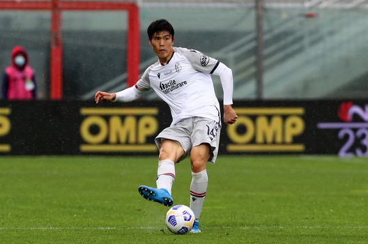 CROTONE, ITALY - MARCH 20: Takehiro Tomiyasu of Bologna during the Serie A match between FC Crotone and Bologna FC at Stadio Comunale Ezio Scida on March 20, 2021 in Crotone, Italy. (Photo by Maurizio Lagana/Getty Images) CROTONE, ITALY - MARCH 20: Takehiro Tomiyasu of Bologna during the Serie A match between FC Crotone and Bologna FC at Stadio Comunale Ezio Scida on March 20, 2021 in Crotone, Italy. (Photo by Maurizio Lagana/Getty Images)