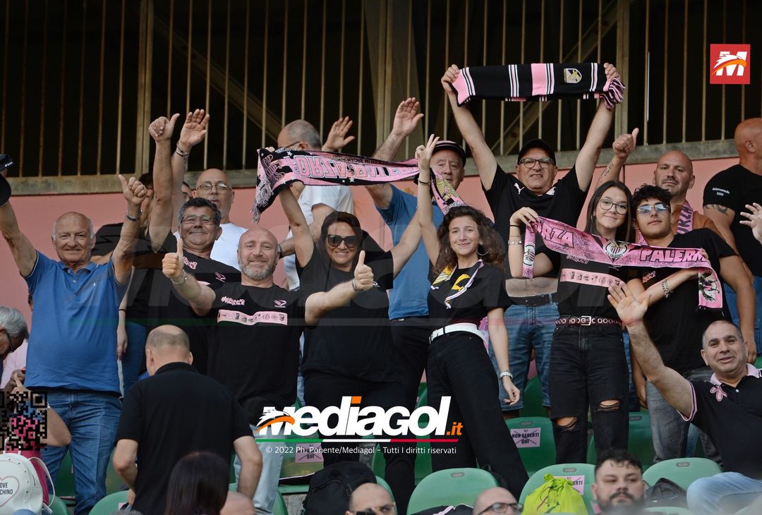 Fototifo, facce da Serie B. I tifosi allo stadio per Palermo-Padova 1-0 - immagine 111