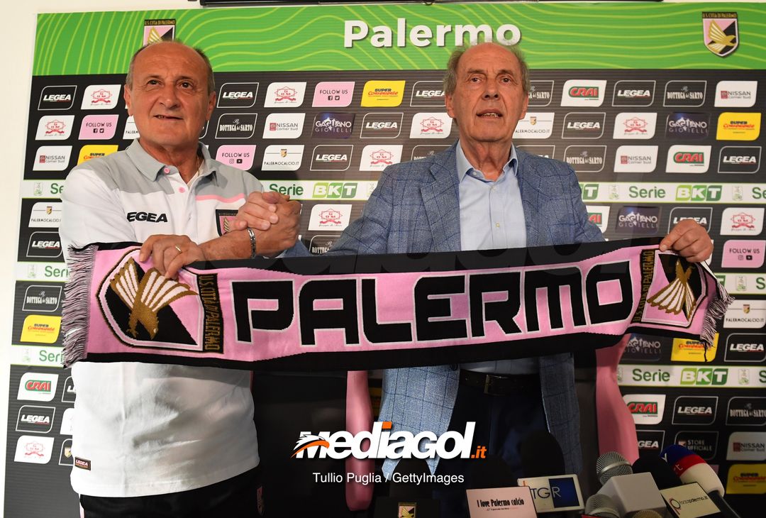  PALERMO, ITALY - APRIL 24: Delio Rossi (L) pose with President Rino Foschi during his presentation ad new Head Coach of US Citta' di Palermo at Tenente Carmelo Onorato Sports Center on April 24, 2019 in Palermo, Italy. (Photo by Tullio M. Puglia/Getty Images) 