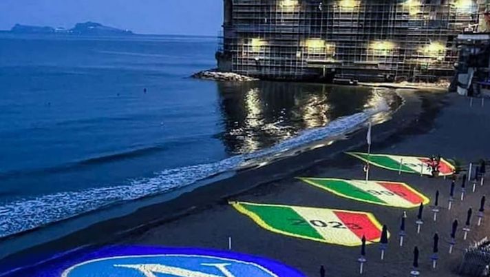 Napoli, a Posillipo è comparso sulla spiaggia il terzo scudetto - immagine 1