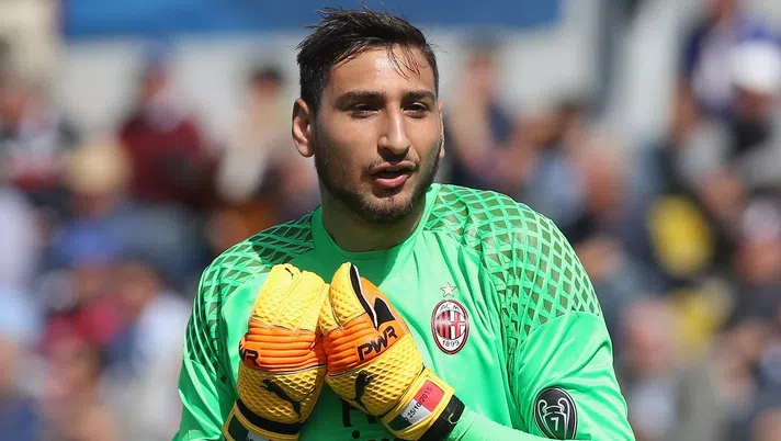Gianluigi Donnarumma lamentoso durante Crotone-Milan (credits: GETTY Images)