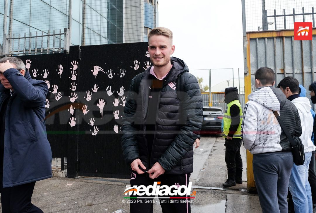 FOTO Genoa-Palermo, i rosanero in partenza dallo stadio “Renzo Barbera” (Gallery) - immagine 21