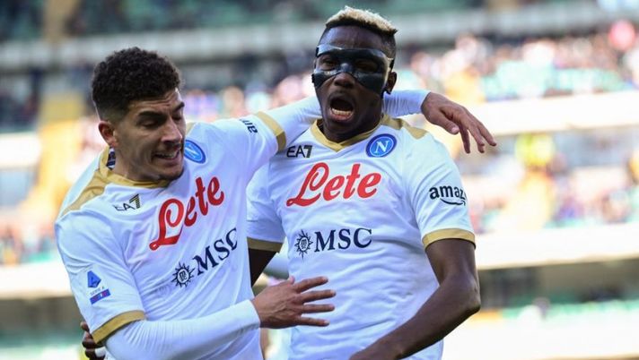 Napoli's Nigerian forward Victor Osimhen (R) celebrates with Napoli's Italian defender Giovanni Di Lorenzo after opening the scoring during the Italian Serie A football match between Hellas Verona and Napoli on March 13, 2022 at the Marcantonio-Bentegodi stadium in Verona. (Photo by Miguel MEDINA / AFP) (Photo by MIGUEL MEDINA/AFP via Getty Images) La Preview per la prima giornata: i nostri consigli per ogni partita, chi schierare e chi evitare - immagine 1