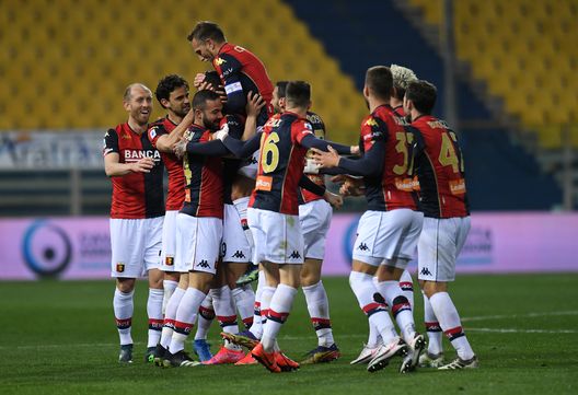  PARMA, ITALY - MARCH 19: Genoa CFC celebrate after Gianluca Scamacca scores his side's second goal during the Serie A match between Parma Calcio and Genoa CFC at Stadio Ennio Tardini on March 19, 2021 in Parma, Italy. (Photo by Alessandro Sabattini/Getty Images) 