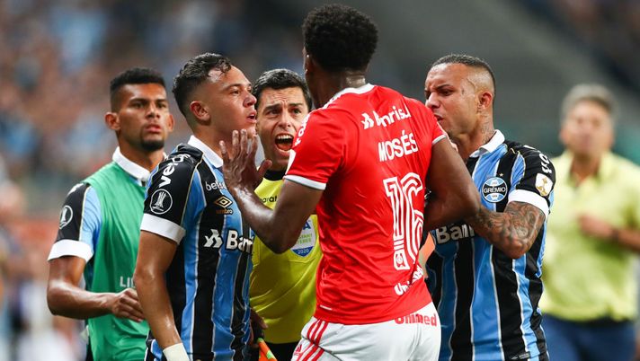 PORTO ALEGRE, BRAZIL - MARCH 12: (L-R) Pepe of Gremio and Moises of Internacional argue during the match  for the Copa CONMEBOL Libertadores 2020 at Arena do Gremio on March 12, 2020 in Porto Alegre, Brazil. (Photo by Lucas Uebel/Getty Images) 