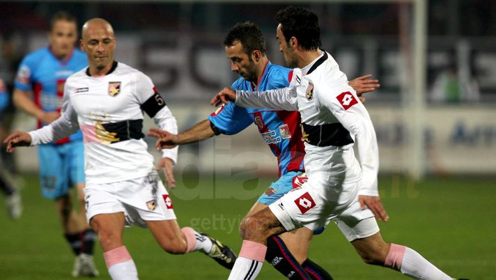 CATANIA, ITALY - FEBRUARY 2: Giuseppe Biava #21 and #5 Eugenio Corini of Palermo battle Giuseppe Mascara #10 of Catania Calcio for position in a Serie A match at Stadio Angelo Massimino February 2, 2007 in Catania, Italy. (Photo by New Press/Getty Images) CATANIA, ITALY - FEBRUARY 2: Giuseppe Biava #21 and #5 Eugenio Corini of Palermo battle Giuseppe Mascara #10 of Catania Calcio for position in a Serie A match at Stadio Angelo Massimino February 2, 2007 in Catania, Italy. (Photo by New Press/Getty Images)