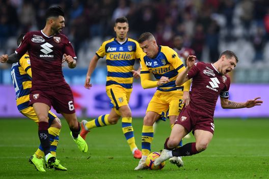  TURIN, ITALY - NOVEMBER 10: Andrea Belotti (L) of Torino FC is tackled by Simone Iacoponi of Parma Calcio during the Serie A match between Torino FC and Parma Calcio at Stadio Olimpico di Torino on November 10, 2018 in Turin, Italy. (Photo by Valerio Pennicino/Getty Images) 