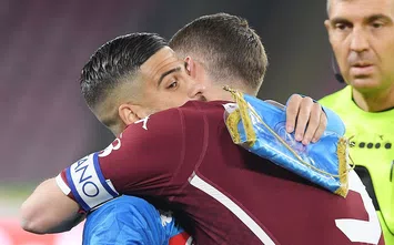  NAPLES, ITALY - FEBRUARY 17: Lorenzo Insigne of SSC Napoli greets Andrea Belotti of Torino FC before during the Serie A match between SSC Napoli and Torino FC at Stadio San Paolo on February 17, 2019 in Naples, Italy. (Photo by Francesco Pecoraro/Getty Images)
