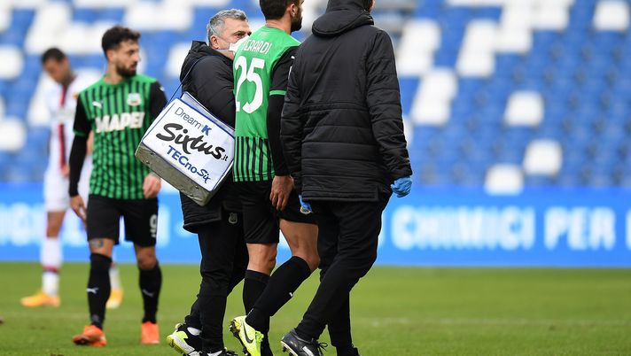 REGGIO NELL'EMILIA, ITALY - JANUARY 06: Domenico Berardi of US Sassuolo injured during the Serie A match between US Sassuolo and Genoa CFC at Mapei Stadium - Città del Tricolore on January 06, 2021 in Reggio nell'Emilia, Italy. (Photo by Alessandro Sabattini/Getty Images) 
