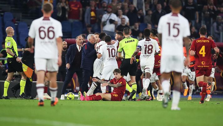 Getty Mourinho fermato da Sousa: Roma-Salernitana 2-2, giallorossi quasi fuori dalla lotta Champions - immagine 1