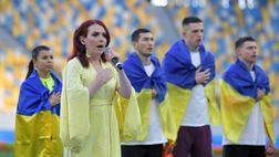 E’ stata sotto assedio nelle acciaierie: Kateryna canta l’inno nazionale al derby ucraino