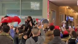 VIDEO Marocco-Portogallo, festa dei tifosi a Milano per la semifinale del Mondiale