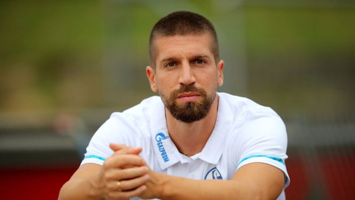 ANKUM, GERMANY - AUGUST 09: Matija Nastasic of Schalke looks on prior to the pre-season friendly match between FC Schalke 04 and VfL Osnabrueck at Quitt-Stadion on August 09, 2020 in Ankum, Germany. (Photo by Christof Koepsel/Getty Images) UFFICIALE: Nastasic è un nuovo giocatore della Fiorentina, all’asta del fantacalcio… - immagine 1