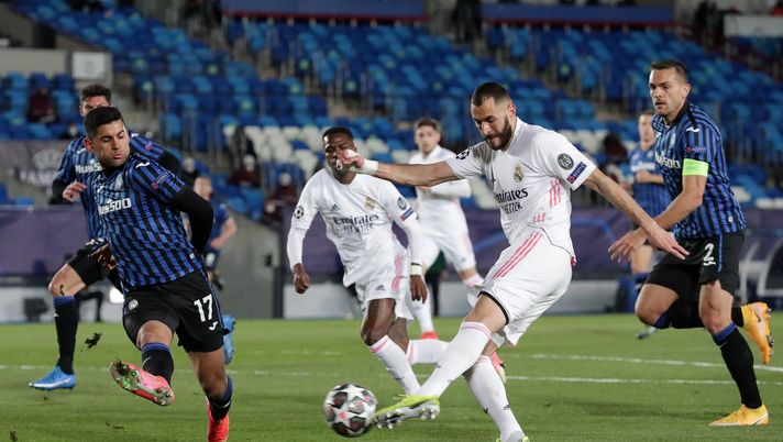 MADRID, SPAIN - MARCH 16: Karim Benzema of Real Madrid shoots whilst under pressure from Cristian Romero of Atalanta B.C. during the UEFA Champions League Round of 16 match between Real Madrid and Atalanta at Estadio Alfredo Di Stefano on March 16, 2021 in Madrid, Spain. Sporting stadiums around Spain remain under strict restrictions due to the Coronavirus Pandemic as Government social distancing laws prohibit fans inside venues resulting in games being played behind closed doors. (Photo by Gonzalo Arroyo Moreno/Getty Images) MADRID, SPAIN - MARCH 16: Karim Benzema of Real Madrid shoots whilst under pressure from Cristian Romero of Atalanta B.C. during the UEFA Champions League Round of 16 match between Real Madrid and Atalanta at Estadio Alfredo Di Stefano on March 16, 2021 in Madrid, Spain. Sporting stadiums around Spain remain under strict restrictions due to the Coronavirus Pandemic as Government social distancing laws prohibit fans inside venues resulting in games being played behind closed doors. (Photo by Gonzalo Arroyo Moreno/Getty Images)